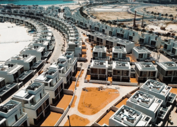 Aerial view of Danah Bay’s modern beachfront villas and townhouses on Al Marjan Island, Ras Al Khaimah.